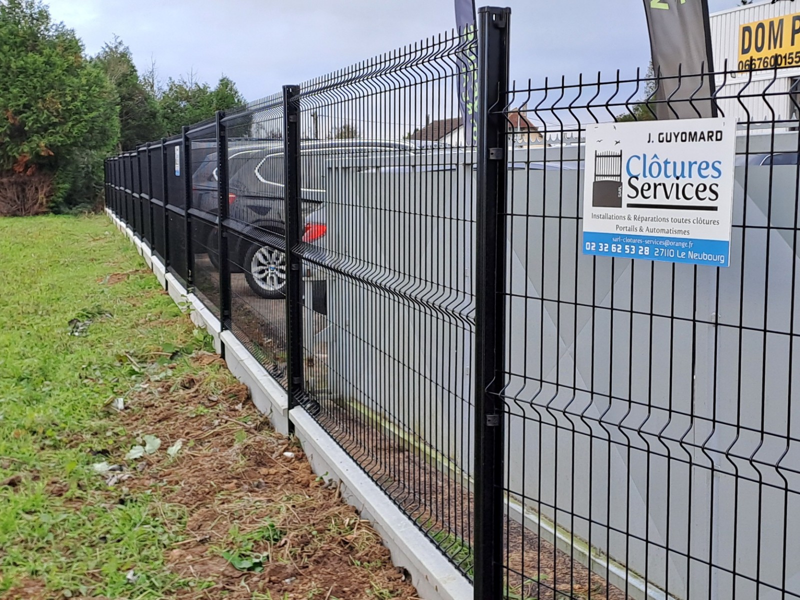 Installation clôtures en panneaux rigides noirs avec dalles de soubassement béton dans les environs de Le Neubourg
