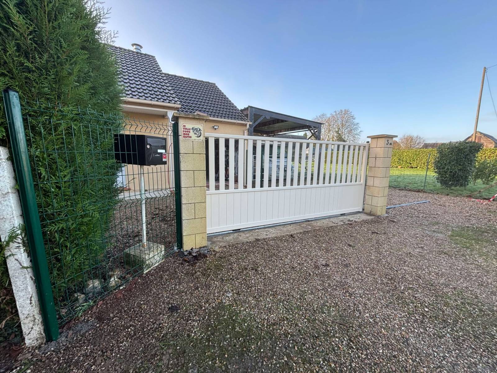 Création d'un portail coulissant en aluminium et installation d'un automatisme à Ecardenville la Campagne