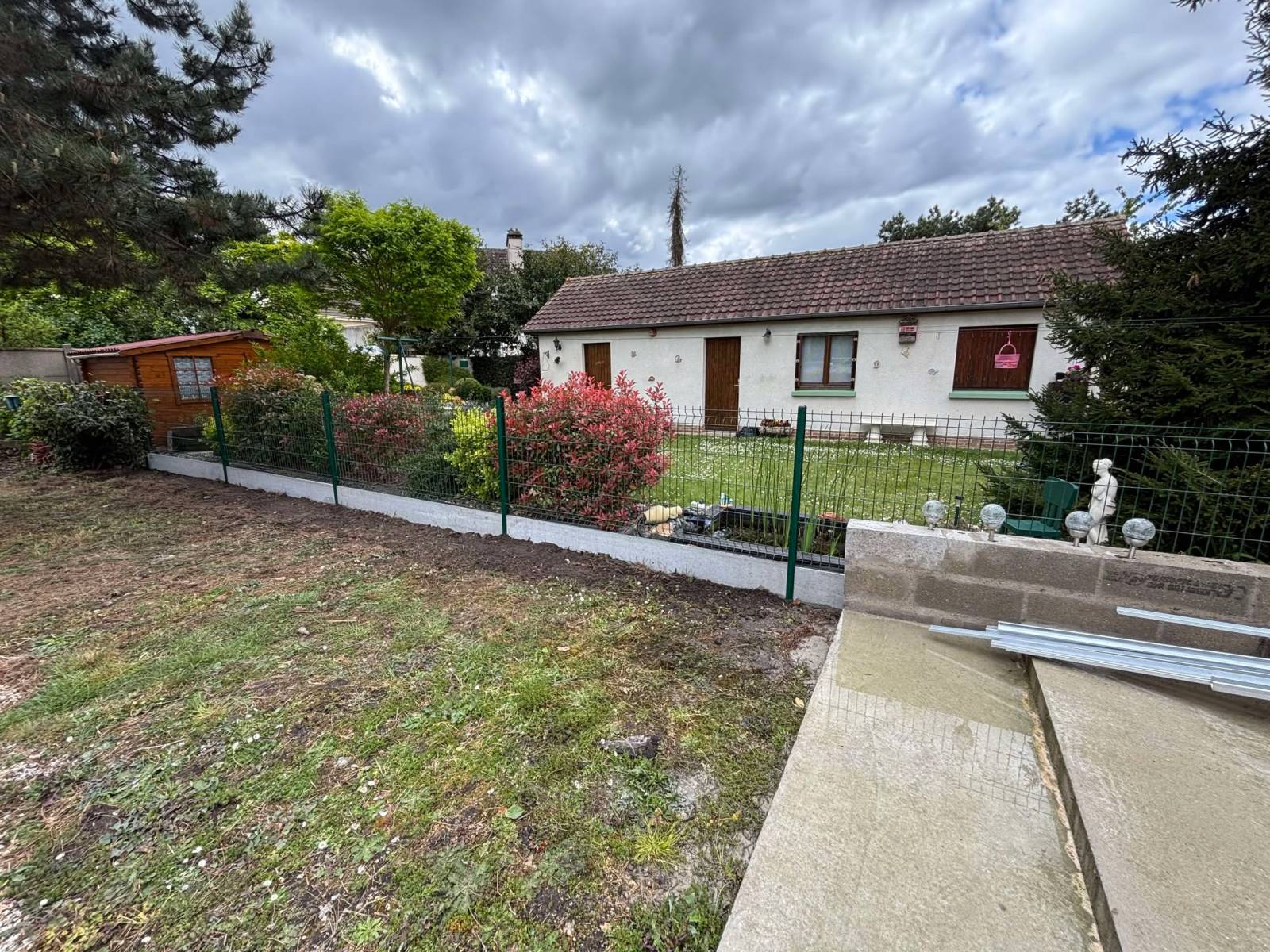 Professionnel pour la fourniture et la pose d'une clôture en panneau de grillage rigide avec dalles de soubassement en béton à Saint Didier des Bois
