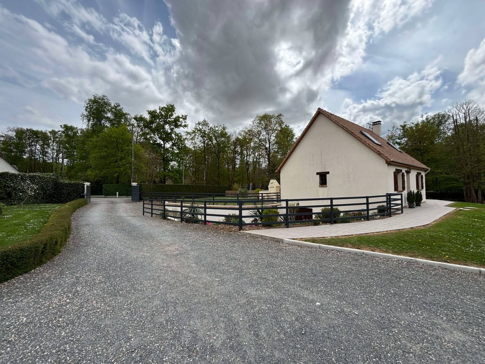 Réalisation d'une clôture en aluminium gris anthracite adaptée à l'espace à Le Neubourg