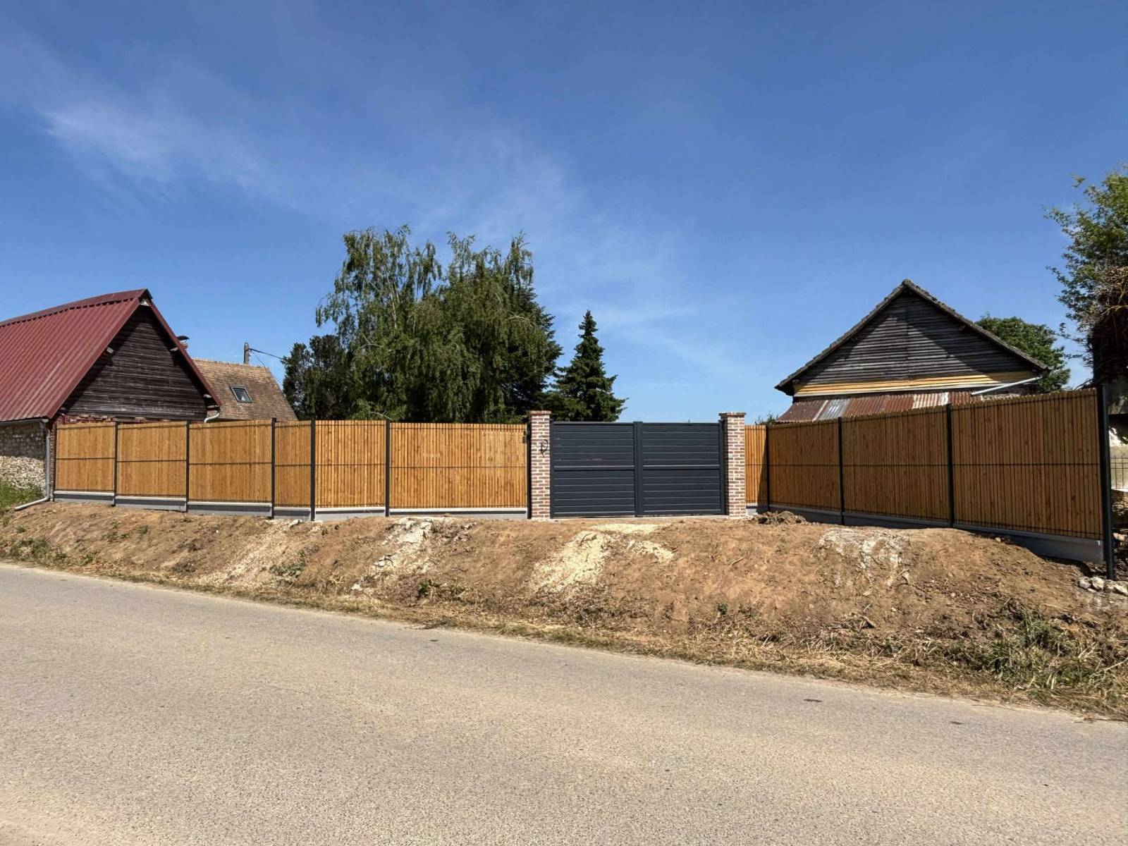 Installation d'une clôture en panneaux de grillage rigide avec occultants bois près du Neubourg