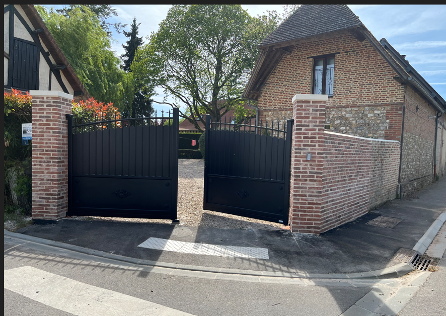 Travaux de réparation d'un mur en briques existant suite à un sinistre avec piliers briques et portail aluminium motorisé prés de Louviers