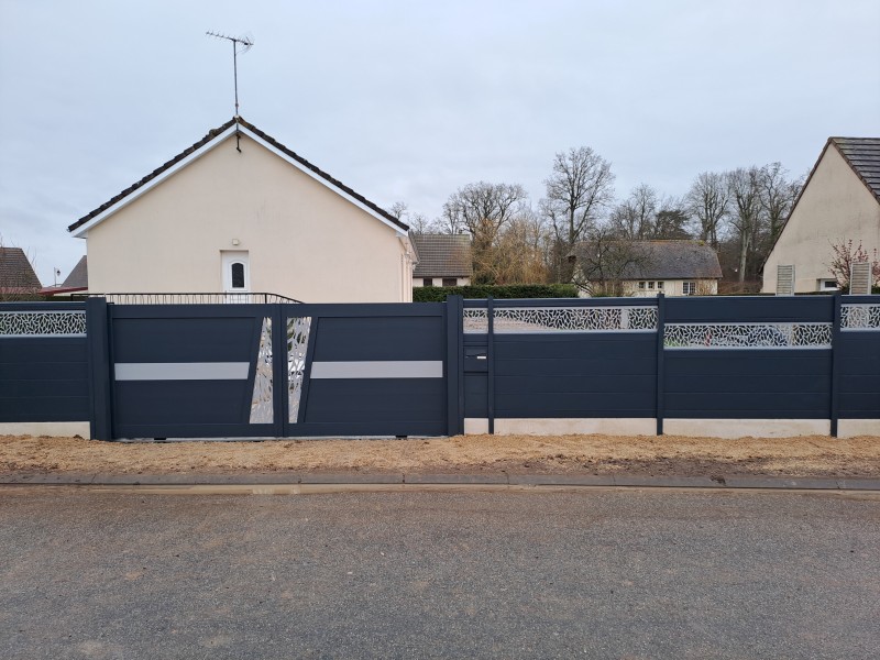 Où trouver un artisan pour la fourniture et la pose d'un portail en aluminium coulissant personnalisé à Thuit de l'Oison