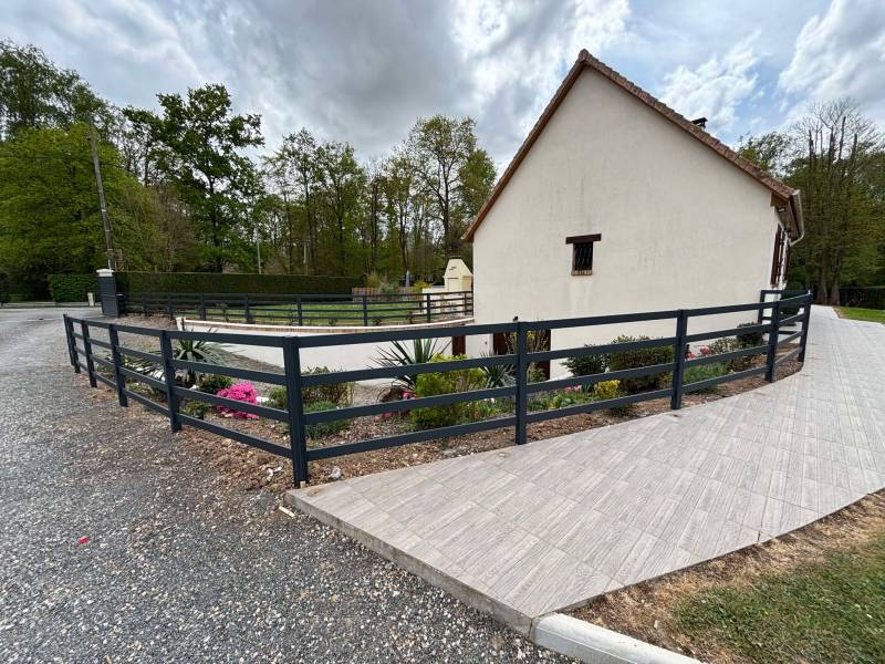 Réalisation d'une clôture en aluminium gris anthracite adaptée à l'espace à Le Neubourg