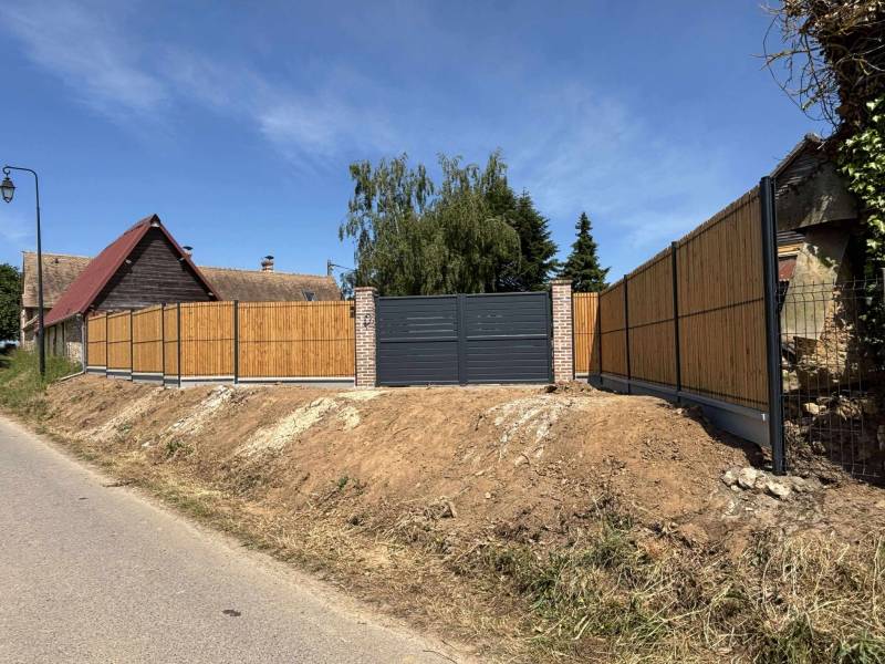 Installation d'une clôture en panneaux de grillage rigide avec occultants bois près du Neubourg