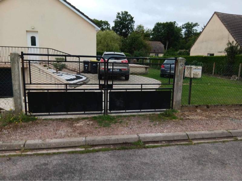 Où trouver un artisan pour la fourniture et la pose d'un portail en aluminium coulissant personnalisé à Thuit de l'Oison