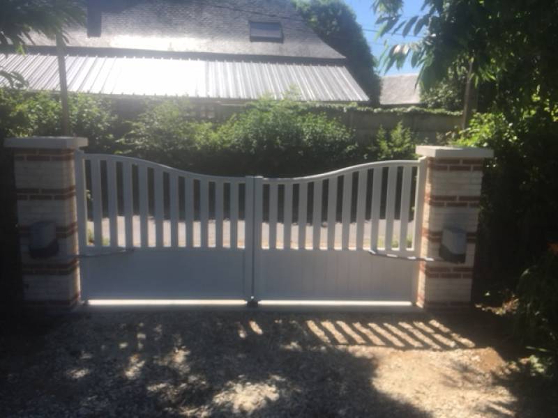 Installation d'un portail battant en aluminium blanc motorisé avec réalisation de piliers en briques à Epegard près du Neubourg