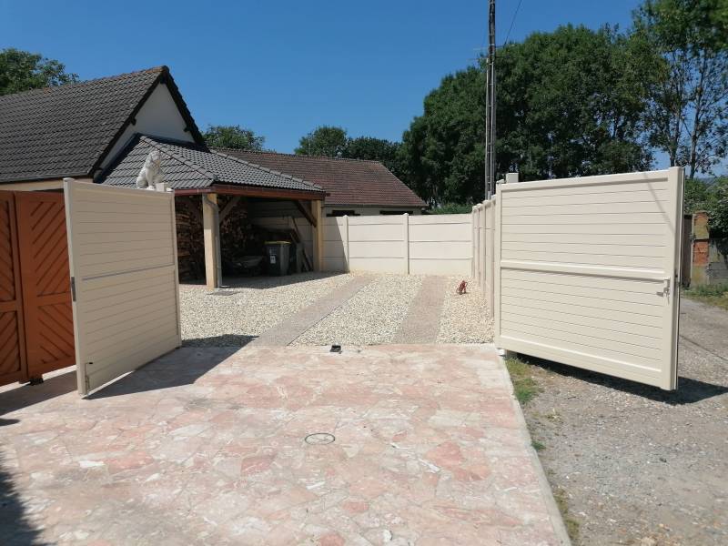 Fourniture et pose d'un portail battant sur-mesure en aluminium thermolaqué de qualité supérieure à Graveron Sémerville